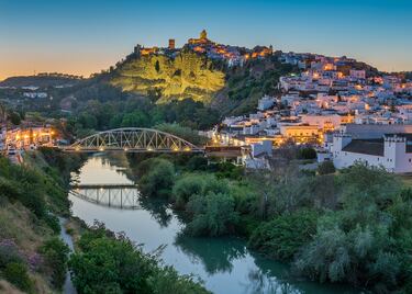 Ciudad  y municipio español de la provincia de Cádiz. Se trata del municipio más poblado y extenso de la comarca de Sierra de Cádiz. Constituye un importante destino turístico y tiene una posición estratégica entre la campiña jerezana y la serranía.