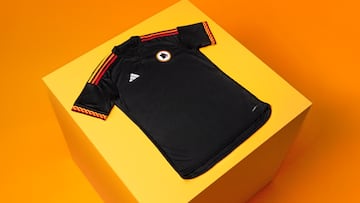 La Roma y Adidas presentaron la nueva equipaci¨®n alternativa para esta temporada. La nueva equipaci¨®n luce negra con el escudo de la Loba, que visti¨® el pecho romanista entre 1979 y 1997, y detalles art¨ªsticos recordando la ¨¦poca romana.