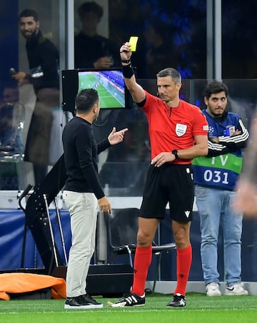 El árbitro Slavko Vincic muestra la cartulina amarilla Xavi  Hernández.