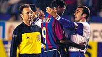 ¿Bailas Pablo? (El árbitro no pierde detalle)