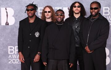 El quinteto de jazz Ezra Collective posan en la alfombra de los Brit Awards 2025.