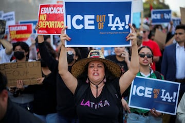 Muchas protestas son pac¨ªficas y netamente civiles. Algunas consignas piden mayor acceso a servicios b¨¢sicos en lugar de deportaciones; otras solicitan al ICE abandonar Los ?ngeles, al tratarse de una 'ciudad santuario', protegida por directrices federales contra una cruzada anti-inmigrante. El logo de la pancarta asemeja al de Los Angeles Dodgers, lo cual muestra, una vez m¨¢s, la influencia deportiva en las protestas.