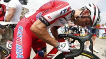 Joaquim &#039;Purito&#039; Rodr&iacute;guez realizando los &uacute;ltimos ajustes en su bicicleta antes del inicio de la segunda etapa de esta Vuelta a Espa&ntilde;a 2014.