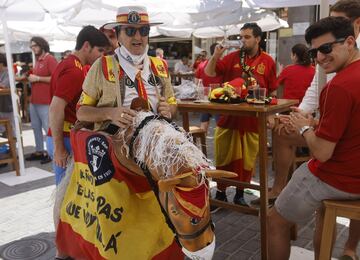 Las calles de Sevilla vibran con los seguidores españoles y suecos que verán esta noche el debut de sus selecciones.