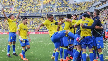 CÁDIZ, 28/05/2023.- Los jugadores del Cádiz celebran su primer gol durante el partido de Liga que enfrenta al Cádiz CF y al RC Celta de Vigo en el estadio Nuevo Mirandilla. EFE/Román Ríos
