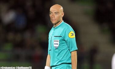 Los memes más divertidos de la patada del árbitro del Nantes-PSG