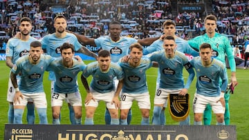 La alineación titular del Celta posa en los prolegómenos del partido contra el Rayo Vallecano en Balaídos.