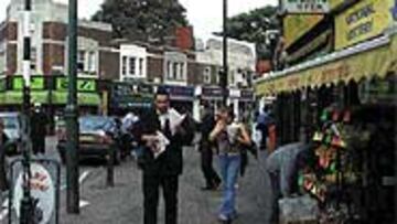 <b>WORKER-CLASS</B>. En Leytonstone predomina el pequeño comercio y existe un alto grado de inmigración y worker-class (clase trabajadora británica).