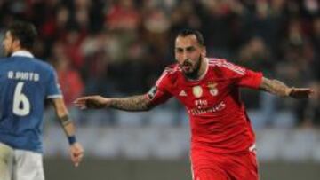 Mitroglou celebra uno de los tres tantos que marc&oacute;. 