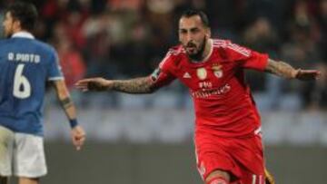 Mitroglou celebra uno de los tres tantos que marc&oacute;. 