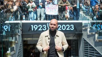 Claudio Giráldez accede al césped de Balaídos por el túnel de vestuarios.