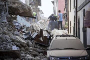 ITA83 AMATRICE (ITALIA) 24/08/2016.- Equipos de emergencia buscan supervivientes entre los escombros en Amatrice, en el centro de Italia, hoy, 24 de agosto de 2016. Al menos 38 personas han muerto y decenas se encuentran desaparecidas a causa del terremoto de 6,0 grados de magnitud en la escala abierta de Richter que ha sacudido el centro de Italia en la madrugada de hoy, informó la Protección Civil italiana. EFE/Massimo Percossi