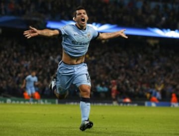 Sergio Agüero anotó los tres tantos en el triunfo de Manchester City.