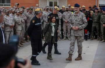 El Rey Felipe VI, en su segundo viaje a la Comunidad Valenciana tras el paso de la DANA, visita  las unidades militares desplegadas para las ayudas a los afectados por la tragedia y los centros desde donde se coordina esta asistencia en la Base Militar Jaime I en Bétera, Valencia. En la imagen, con Margarita Robles, Ministras de Defensa de España.