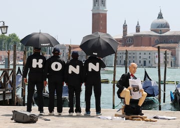 Miembros del colectivo artstico Konn Artiss posan con un maniqu que representa al fundador de Amazon, Jeff Bezos, durante una parodia, antes de la boda de Bezos y la periodista Lauren Snchez en Venecia.