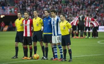 El árbitro Sánchez Martínez acompañado por sus asistentes Gallego García y Martínez Nicolás, el cuarto árbitro Galech Apezteguia y los capitanes Gurpegui y Xabi Prieto. 