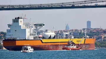 FILE PHOTO: Rosneft's Russian-flagged crude oil tanker Vladimir Monomakh transits the Bosphorus in Istanbul, Turkey, July 6, 2023. REUTERS/Yoruk Isik/File Photo