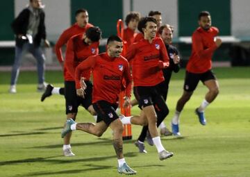 Los jugadores del Atlético, en el entrenamiento de ayer en Yeda.