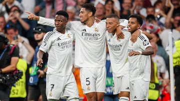 Vinicius, Bellingham, Mbappé y Rodrygo celebran el gol de Kylian en el Real Madrid-Stuttgart.