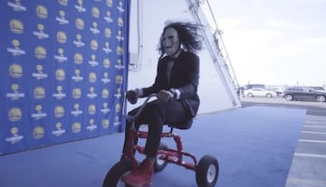 Stephen Curry, la estrella de los Golden State Warriors, llegó a su estadio, el Oracle Arena, disfrazado de Jigsaw, el temible protagonista de la película de terror "Saw".