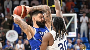 Vincent Poirier, pívot de Francia, ante el inglés Daniel Akin en un amistoso de preparación para el Eurobasket 2025.