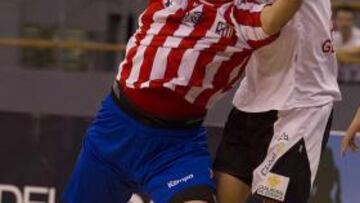 Edu Fernández, por un balón.