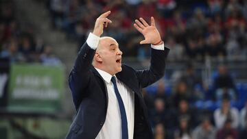 GRA563. VITORIA, 16/02/2017.- El entrenador del Real Madrid Pablo Laso durante el partido contra el Morabanc Andorra, de cuartos de final de la Copa del Rey de baloncesto que se juega hoy en el Fernando Buesa Arena de Vitoria. EFE/ADRI&Aacute;N RUIZ DE HIERRO