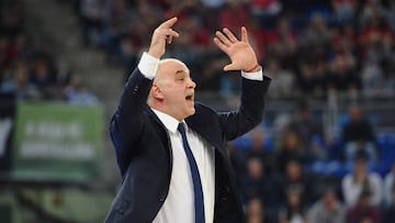 GRA563. VITORIA, 16/02/2017.- El entrenador del Real Madrid Pablo Laso durante el partido contra el Morabanc Andorra, de cuartos de final de la Copa del Rey de baloncesto que se juega hoy en el Fernando Buesa Arena de Vitoria. EFE/ADRI&Aacute;N RUIZ DE HIERRO