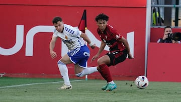 Jonathan Gómez recupera el balón bajo la atenta miranda de Germán.