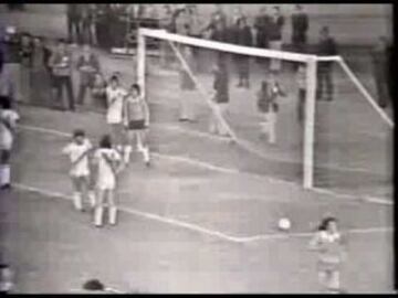 1979: Otra vez Perú y Chile chocaron en Lima en el marco de Copa América. A diferencia de la ocasión anterior, fue triunfo de 'La Roja' por 2-1. Doblete de Caszely para los nacionales, descontó Roberto Mosquera para el local.