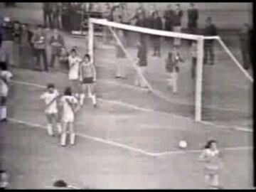 1979: Otra vez Perú y Chile chocaron en Lima en el marco de Copa América. A diferencia de la ocasión anterior, fue triunfo de 'La Roja' por 2-1. Doblete de Caszely para los nacionales, descontó Roberto Mosquera para el local.
