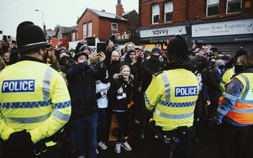 Debido a la nueva cepa del Coronavirus en Reino Unido su Primer ministro, Boris Johnson, decretó nivel 4 de alerta. Esto implica que los habitantes de los territorios afectados "deben permanecer en casa". Pero los habitantes de Crosby, un área suburbana en Sefton, Merseyside, y seguidores del Marine F.C. se saltaron dicho confinamiento para recibir al conjunto dirigido por Mourinho antes del encuentro de la FA Cup. Los Spurs vencieron 0-5 gracias a los goles de Carlos Vinícius (3), Lucas Moura y Devine. 
