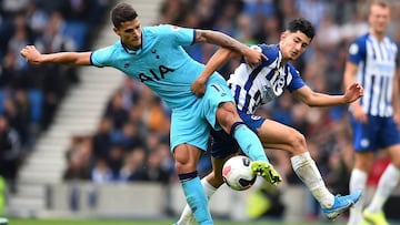 Steven Alzate lucha un bal&oacute;n con Erik Lamela