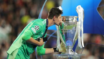 Thibaut Courtois besa la Orejona conquistada por el Real Madrid al Liverpool en París. Ese día realizó nueve intervenciones clave.