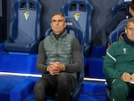 Gaizka Garitano sentado en el banquillo del Nuevo Mirandilla.