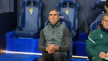 Gaizka Garitano sentado en el banquillo del Nuevo Mirandilla.