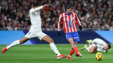 De Paul da un pase en el encuentro ante el Real Madrid.