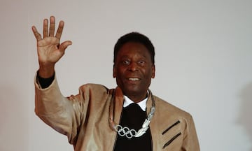 (FILES) In this file photo taken on June 16, 2016, Brazilian retired footballer Edson Arantes do Nascimento, know as Pele, waves after being decorated with an Olympic Order Medal at the Pele Museum in Santos, Sao Paulo, Brazil. - Brazilian football legend Pele's health continues improving, but no date has been set for his release from hospital, where he was admitted nearly two weeks ago, doctors said on December 12, 2022. (Photo by Miguel Schincariol / AFP)