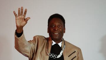 (FILES) In this file photo taken on June 16, 2016, Brazilian retired footballer Edson Arantes do Nascimento, know as Pele, waves after being decorated with an Olympic Order Medal at the Pele Museum in Santos, Sao Paulo, Brazil. - Brazilian football legend Pele's health continues improving, but no date has been set for his release from hospital, where he was admitted nearly two weeks ago, doctors said on December 12, 2022. (Photo by Miguel Schincariol / AFP)