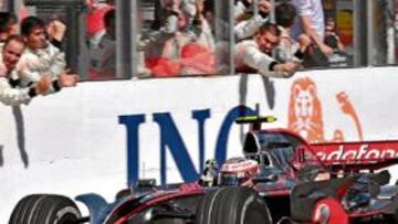 <b>VICTORIA DE HEIKKI. </b>A falta de tres vueltas, Massa dominaba en Hungaroring pero una rotura en el motor de su Ferrari dio la opción a Kovalainen de estrenar su palmarés.