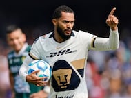 Pumas' Brazilian forward #23 Juninho Vieira celebrates after scoring the equalising goal during the Liga MX Clausura football match between Pumas and Leon at Olimpico Universitario Stadium in Mexico City on January 18, 2026. (Photo by Rodrigo Oropeza / AFP)