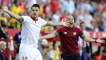 Vitolo, con Sampaoli en segundo plano.