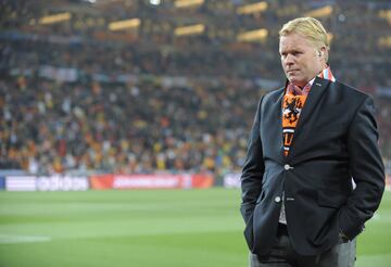 Ronald Koeman, que estaba en el Mundial como comentarista, avisó del peligro de España, a la que consideraba como clara favorita por delante de Holanda. Pero el neerlandés iba más allá: “Si pudiera quitar un jugador de la Selección española, quitaría a Xavi sin dudarlo. Es el jugador que genera todo el peligro de los de Del Bosque. Es el termómetro del juego español”.