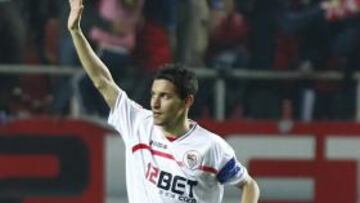 <b>ÍDOLO. </b>Jesús Navas, con el brazalete de capitán, saluda a la afición sevillista en el Sánchez Pizjuán.