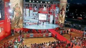 <b>ESPECTÁCULO TOTAL. </b>Impresionante puesta en escena de Zona Cuatro con un espectacular escenario, trabajada decoración, pantallas gigantes y mucho público.