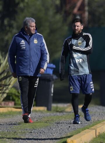 El capitán de la selección argentina, Lionel Messi, participa en un entrenamiento, en las instalaciones de la Asociación del Fútbol Argentino (AFA)