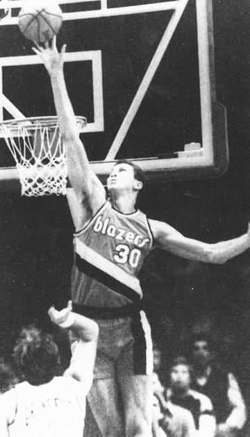 Fue el Draft que cambi¨® la historia del baloncesto. Portland Trail Blazers seleccion¨® a Sam Bowie en segunda posici¨®n dejando por detr¨¢s a jugadores como Charles Barkley (5?), Josh Stockton (16?) o Michael Jordan, que fue tercero. Los de Oreg¨®n podr¨ªan haber conseguido reclutar en sus filas al mejor jugador de la historia del baloncesto, pero se decantaron por un p¨ªvot que estuvo lejos de triunfar en la NBA.