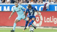 Oscar Romero y Jordi Alba durante un Alav&eacute;s vs Barcelona de LaLiga Santander. 
