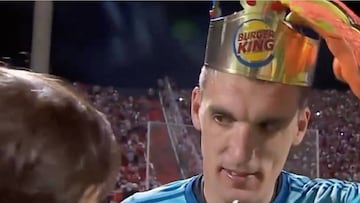 Armani, MVP y premiado con una corona de Burger King