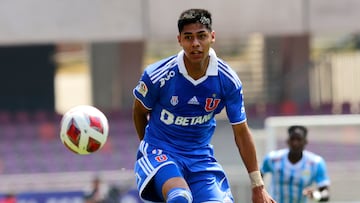 El jugador de Universidad de Chile, Darío Osorio, es fotografiado durante el partido de Primera División contra Magallanes disputado en el estadio La Portada de La Serena, Chile.